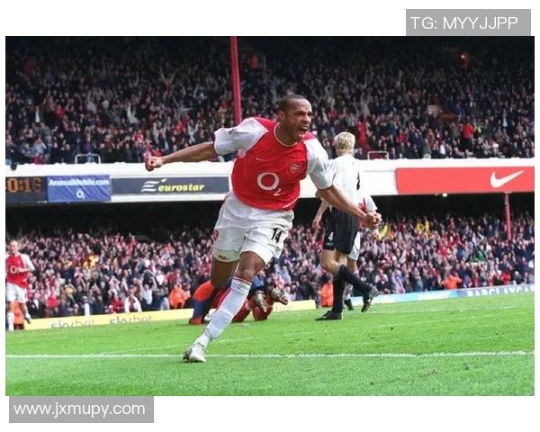 足球巨星进球瞬间霸气怒吼挥拳高举双臂点燃全场激情庆祝